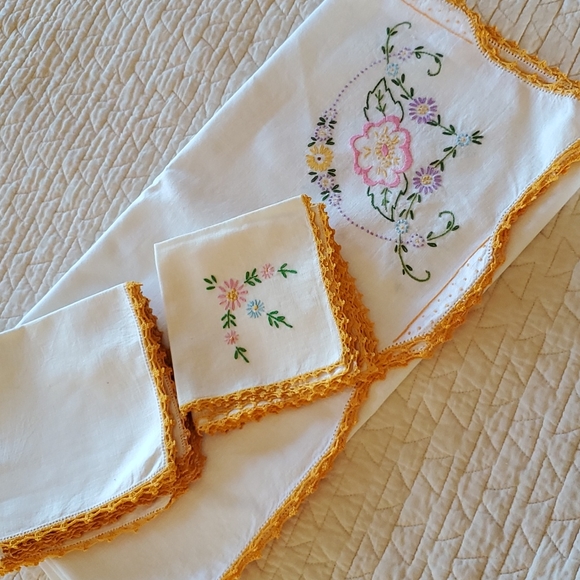 Matching embroidered table linen set - Picture 8 of 11